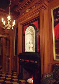 Giac DellAccio has inset N2 niche into this fabulous fire surround.